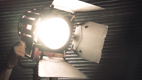 Световой прибор с линзой Френеля